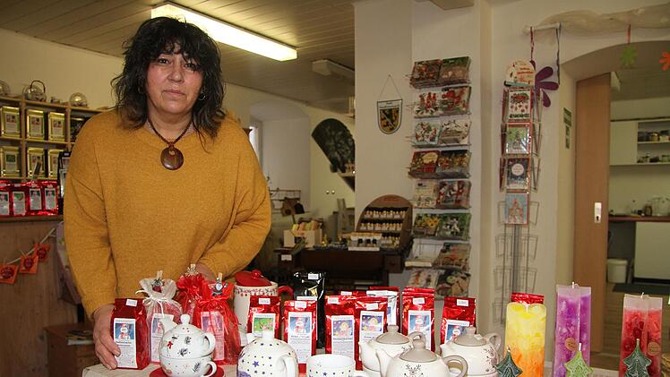 Elke Wagner hat im Juli erst ihr Tee- und Gew&uuml;rzgesch&auml;ft am Stadtsteinacher Marktplatz er&ouml;ffnet. Dann kam die Vollsperrung. Aktuell boomt das Weihnachtsgesch&auml;ft, ist sie zufrieden. Foto: Sonny Adam