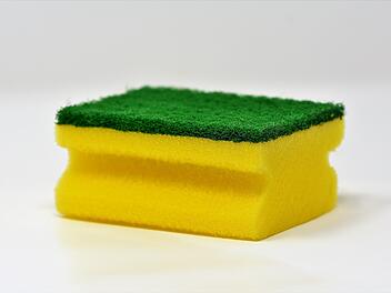 Schmutzigen Flächen kann man mit Backpulver und Schwamm entgegentreten.