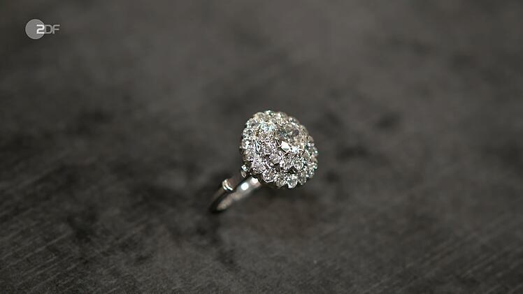 Der Platinring mit 2,5 Karat Diamanten aus den 1950er Jahren hatte einen Wert von 2.000 bis 2.200 Euro.