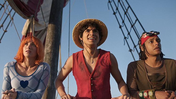 Monkey D. Ruffy (I&ntilde;aki Godoy, Mitte) schart eine illustre Gang um seinen Strohhut, darunter Meisterdiebin Nami (Emily Rudd) und Scharfsch&uuml;tze Lysop (Jacob Romero).
