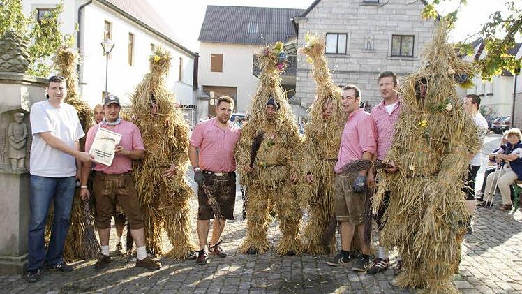 Nach 13 Jahren als Strohbär wechselte Daniel "Shaggy" Stäblein in diesem Jahr die Seiten und fungierte erstmals als Führer eines Bären. Von seinen Kollegen und Kerwas-Organisations-Chef Ralf Dicker wurde er für seine "Strohbärendienste" mit einer Urkunde ausgezeichnet.