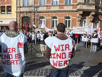 "Wir sind es wert": Mit deutlichen Parolen verliehen die Streikenden, wie hier am ZOB, ihren Forderungen Nachdruck. Fotos: RiegerPress