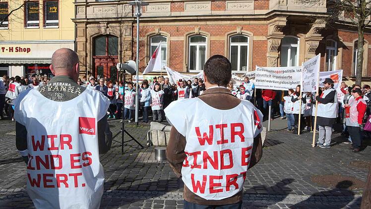 "Wir sind es wert": Mit deutlichen Parolen verliehen die Streikenden, wie hier am ZOB, ihren Forderungen Nachdruck. Fotos: RiegerPress