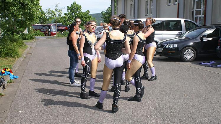 Vor der Halle wurde bis zum Schluss noch einmal geprobt.  Foto: Renate Neubecker