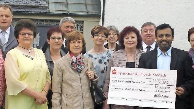 Mitglieder des Pfarrgemeinderates und der Kirchenverwaltung aus den Gemeinden Windheim, Buchbach, Tettau und Hirschfeld mit Pfarrer Cyriac Chittukalam und Pastoralreferent Josef Grünbeck (Zweiter von links) Foto: Veronika Schadeck