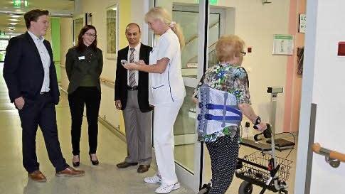 Helga Kirchner (von rechts) verlässt ihre Station in der Capio Franz von Prümmer Klinik. Per Telefon wird daraufhin die Stationsschwester Christine Hildenbrand verständigt.