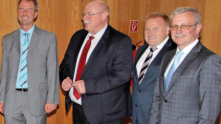 ...Referent Wilfried Schober vom Gemeindetag in München, der stellvertretende Vorsitzende des Kreisverbandes Schweinfurt und Sennfelder Bürgermeister Emil Heinemann, der stellvertretende Vorsitzende des Kreisverbandes Bad Kissingen und Maßbacher Bürgermeister Matthias Klement und der Vorsitzende des Kreisverbandes Bad Kissingen und Bürgermeister von Oberthulba Gottfried Schlereth (v.l.).  Foto: Dieter Britz