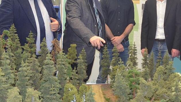 Martin Stingl, Oliver Kr&ouml;ner, Michael Busch, Philipp Schinkel und Markus Ullrich (von links) betrachten ein Modell, das zeigt, wie sich verborgene Bodendenkm&auml;ler im Waldboden erkennen lassen. Rainer Lutz