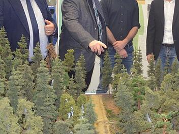 Martin Stingl, Oliver Kröner, Michael Busch, Philipp Schinkel und Markus Ullrich (von links) betrachten ein Modell, das zeigt, wie sich verborgene Bodendenkmäler im Waldboden erkennen lassen. Rainer Lutz