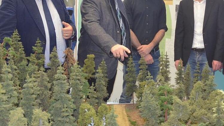 Martin Stingl, Oliver Kröner, Michael Busch, Philipp Schinkel und Markus Ullrich (von links) betrachten ein Modell, das zeigt, wie sich verborgene Bodendenkmäler im Waldboden erkennen lassen. Rainer Lutz
