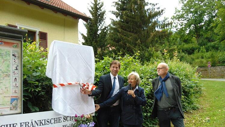 Landrat Hermann Ulm durchtrennt das Band. Foto: Petra Malbrich