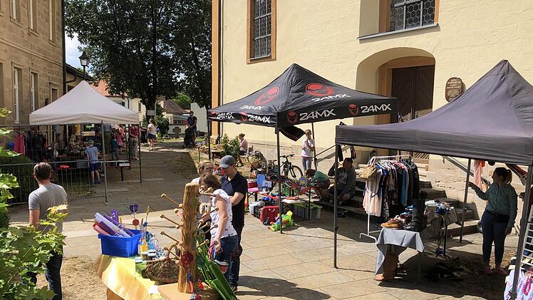 Was das Herz begehrte, konnte beim Stöbern auf dem Flohmarkt rund um den Kirchplatz gefunden werden.
