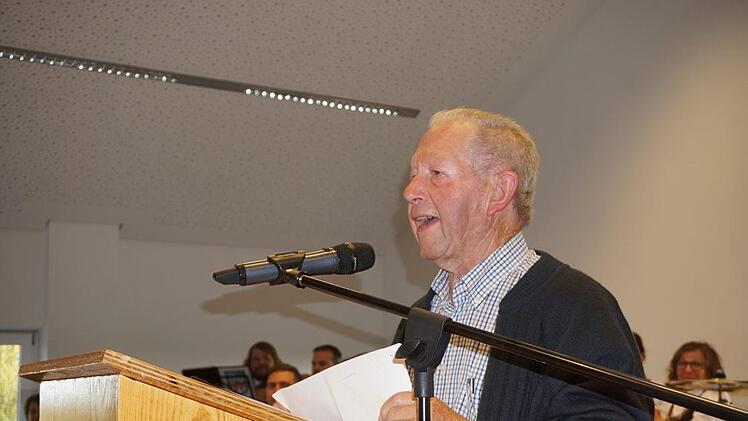 Zufrieden und glücklich dankte Stifter Helmut Schmitt den Langenleitnern  für das gelungene Werk. Foto: Marion Eckert