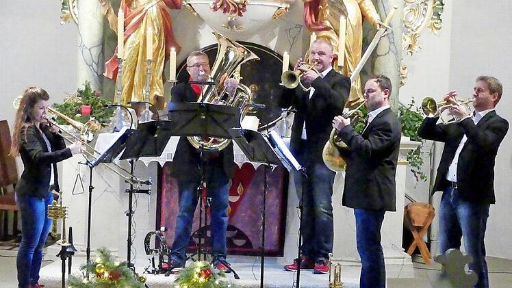 Rekkenze Brass begeisterte mit (von links) Elisabeth Nußrainer (Posaune), Rainer Streit (Tuba), Benjamin Sebald (Trompete), Sebastian Krügel (Horn) und Florian Zeh (Trompete) in der Trebgaster Johanneskirche. Foto: Dieter Hübner