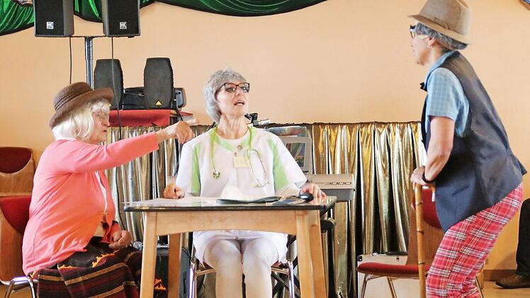 Erika Schott, Waltraud Spindler und Anita Baar führten einen Sketch auf. Foto: Klaus Klaschka