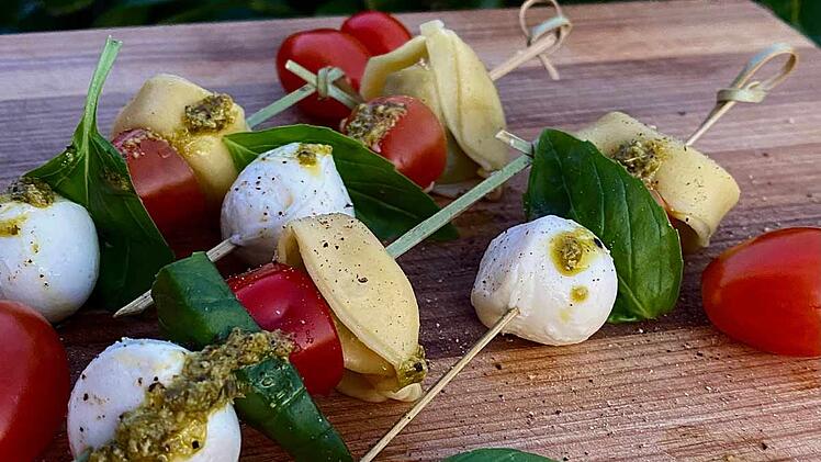 Der klassische Tomate-Mozzarella-Salat ist sicher jedem bekannt, diese Version hat aber ein Update und ist perfekt als Fingerfood geeignet