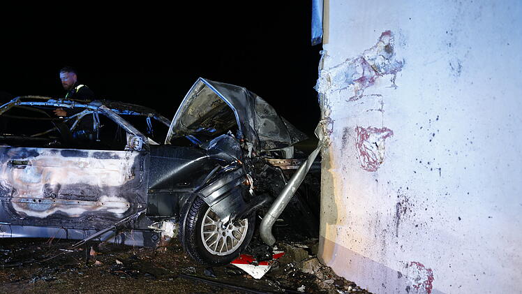 Unfall im Landkreis Führt: Auto fliegt in Hauswand und fängt zu brennen an