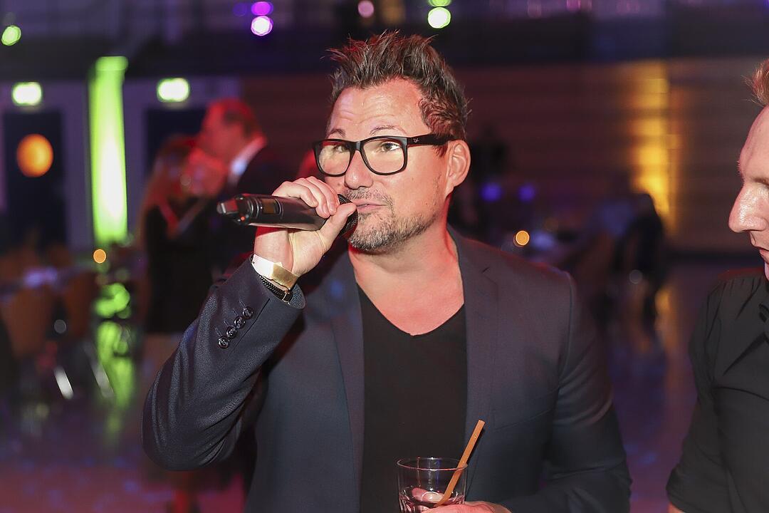 Es wurde in das Jahr 2025 gefeiert.