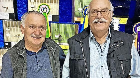 Waren bei der bayerischen Meisterschaft der Vogelschützer, Vogelliebhaber und Vogelschutzvereine (BLV) sehr erfolgreich (von links): Bruno Kirchner und Roland Hehn.