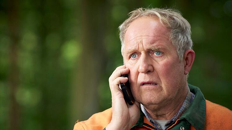 Forstwirt Stefan (Harald Krassnitzer) bekommt w&auml;hrend der Arbeit im Wald einen schockierenden Anruf. Seine Frau hatte - v&ouml;llig &uuml;berraschend - einen schweren Schlaganfall.