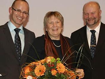 Die Verdienste von Ellen Tonne sind aller Ehren (und Ehrungen) wert. Die Eltmannerin (Mitte) erhielt den Award 2012. Links Günther Jackl,  rechts Andreas Schröck.