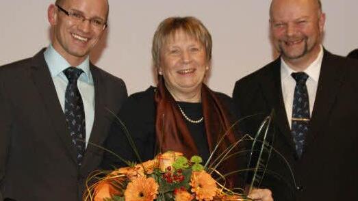Die Verdienste von Ellen Tonne sind aller Ehren (und Ehrungen) wert. Die Eltmannerin (Mitte) erhielt den Award 2012. Links Günther Jackl,  rechts Andreas Schröck.