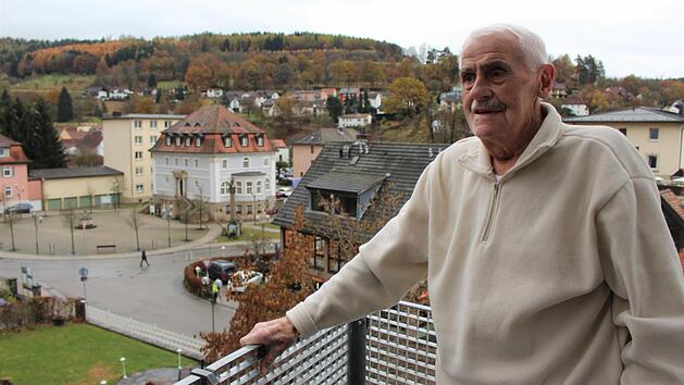 Adolf Strenk blickt aus seiner Wohnung im Haus Waldenfels auf die unübersichtliche Kreuzung, für die es bald eine Lösung geben soll. Foto: Julia Raab