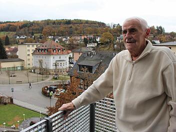 Adolf Strenk blickt aus seiner Wohnung im Haus Waldenfels auf die unübersichtliche Kreuzung, für die es bald eine Lösung geben soll. Foto: Julia Raab