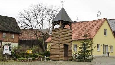 Die Ortsmitte prägen ein Zigarettenautomat, ein Briefkasten, der Glockenturm, das Gemeinschaftshaus und ein Bus-Wartehäuschen.