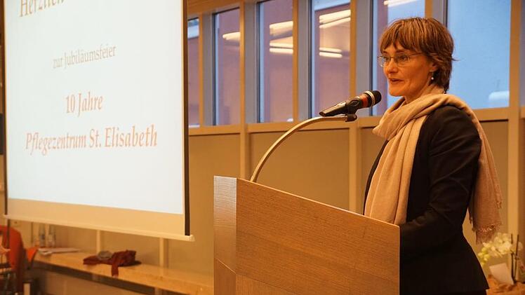 Anja Sakwe Nakonji, Gesch&auml;ftsf&uuml;hrerin des Malteser Waldkrankenhauses St. Marien, des Malteser Pflegezentrum St. Elisabeth und des Malteser Marienhospitals Erlangen gGmbH, begr&uuml;&szlig;te die G&auml;ste der Jubil&auml;umsfeier im Malteser Waldkrankenhaus. Pascale Ferry