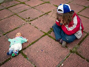Das Armutsrisiko von Familien ist laut einer neuen Studie größer als bislang angenommen. Drastisch sei die Situation für Alleinerziehende. Foto: Patrick Pleul/dpa