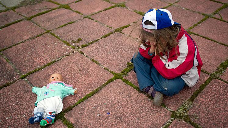 Das Armutsrisiko von Familien ist laut einer neuen Studie größer als bislang angenommen. Drastisch sei die Situation für Alleinerziehende. Foto: Patrick Pleul/dpa