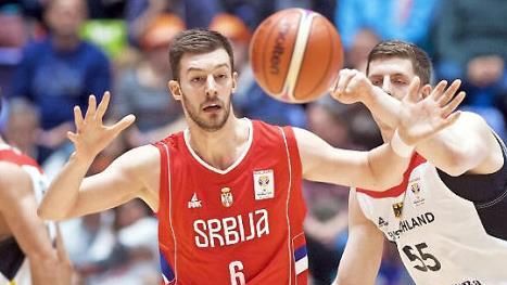 Der Bamberger Neuzugang Stevan Jelovac k&auml;mpft im WM-Qualifikationshinspiel in Frankfurt gegen Florian Hartenstein um den Ball. Foto: imago