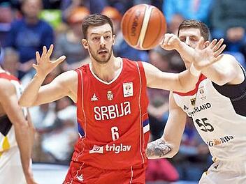 Der Bamberger Neuzugang Stevan Jelovac k&auml;mpft im WM-Qualifikationshinspiel in Frankfurt gegen Florian Hartenstein um den Ball. Foto: imago