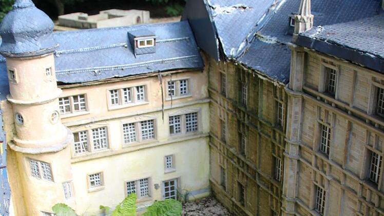 Aufgequollene Dächer, zerbröselte Fassade und Unkraut im Innenhof von Schloss Ehrenburg in Miniatur.Foto: Christiane Lehmann