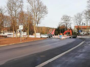 Vorerst kann man aus der Erhardstraße stadtauswärts auf den Ostring nur nach rechts zur Münnerstädter Kreuzung abbiegen sowie, von der Maxstraße auf dem Ostring kommend, nur nach rechts in die Erhardstraße einbiegen.  Fotos: Sigismund von Dobschütz