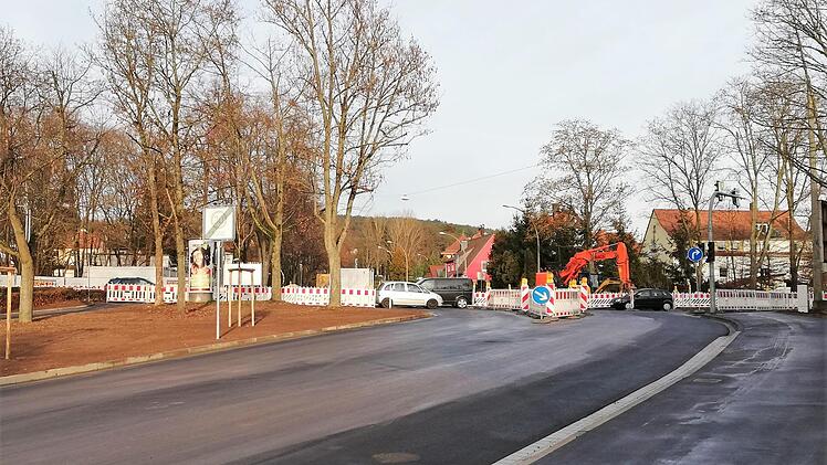 Vorerst kann man aus der Erhardstraße stadtauswärts auf den Ostring nur nach rechts zur Münnerstädter Kreuzung abbiegen sowie, von der Maxstraße auf dem Ostring kommend, nur nach rechts in die Erhardstraße einbiegen.  Fotos: Sigismund von Dobschütz