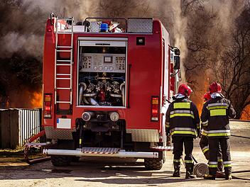Kreis Nürnberger Land: Gartenhütte brennt lichterloh - drei Menschen verletzt