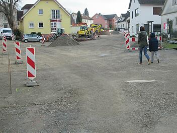 Die Sanierungsarbeiten in der Zehntstraße und Am Hahn liegen gut im Zeitrahmen . Noch vor dem Winter sollen die Straßenzüge ihre Tragschicht erhalten und damit befahrbar sein.