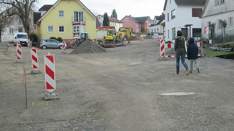 Die Sanierungsarbeiten in der Zehntstraße und Am Hahn liegen gut im Zeitrahmen . Noch vor dem Winter sollen die Straßenzüge ihre Tragschicht erhalten und damit befahrbar sein.