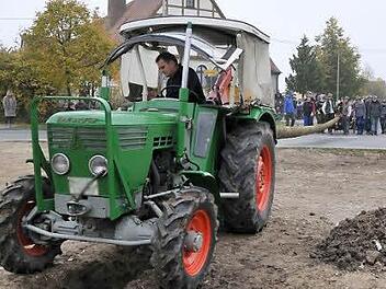 Mit dem Traktor wurde der Baum zum richtigen Platz gebracht, das Aufstellen war dann aber wiederum reine Handarbeit. Fotos: Roland Meister