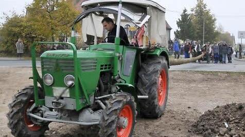 Mit dem Traktor wurde der Baum zum richtigen Platz gebracht, das Aufstellen war dann aber wiederum reine Handarbeit. Fotos: Roland Meister