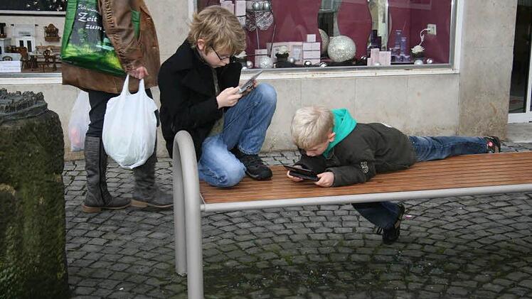 Maximilian (9) und Sebastian (6) Tröbs finden die ganze Narretei um den Frühschoppen reichlich langweilig: Sie haben sich vor der Unteren Apotheke ein ruhiges Plätzchen gespielt und spielen lieber Nintendo - und Mama und Papa feiern