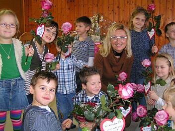 Zum Abschied gab es Blumen: Die Kinder freuen sich mit Hermine Kemmerth. Foto: Amon
