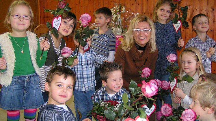 Zum Abschied gab es Blumen: Die Kinder freuen sich mit Hermine Kemmerth. Foto: Amon