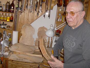 Jede Menge Werkzeug benötigt Gerhard Otto Klier, um aus Holz einzigartige Geigen herzustellen. Fotos: Petra Malbrich