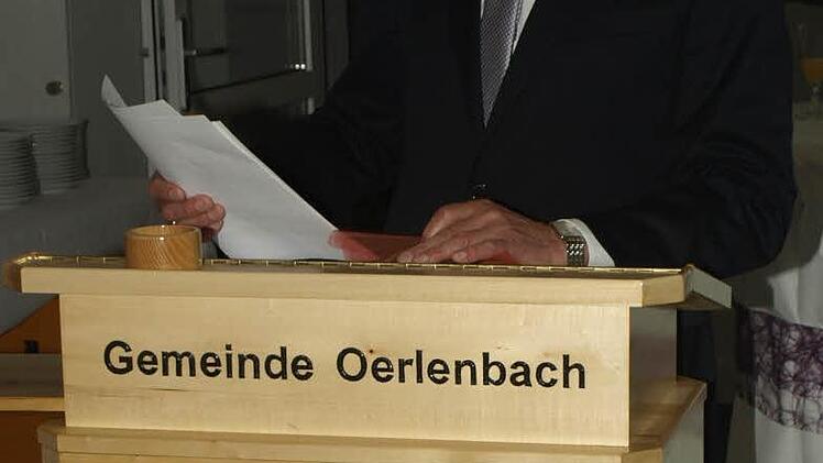 Gemeinderat Hubert Schott am Rednerpult, das er der Gemeinde geschenkt hat. Foto: Stefan Geiger