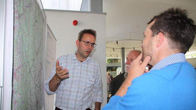 Christoph Thiel ist der Gesamtleiter für das Projekt "SuedLink". Beim Info-Markt in der Georgi-Halle stellte er sich den Fragen der Bürger. Foto: Ulrike Müller