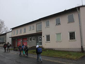 An dieser Stelle sollen zwei Mehrfamilienhäuser entstehen. Derzeit steht noch das ehemalige Gebäude der Rettungswache.  Foto: Sabine Memmel