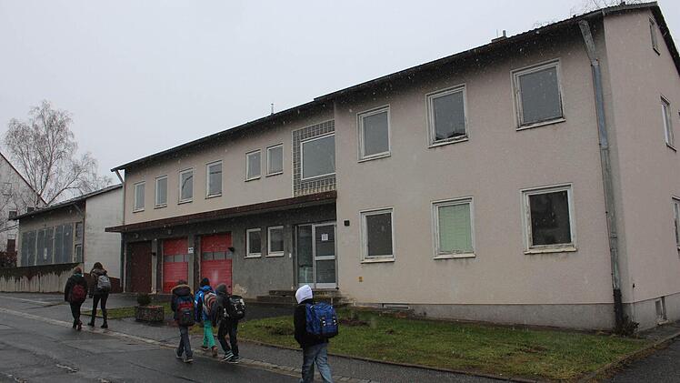 An dieser Stelle sollen zwei Mehrfamilienhäuser entstehen. Derzeit steht noch das ehemalige Gebäude der Rettungswache.  Foto: Sabine Memmel